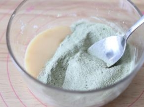 6、奶粉和抹茶粉，先搅拌匀，再和炼乳拌匀。同样再揉成光滑的抹茶团。
