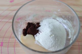 7、容器中放入可可粉，奶粉，炼乳，揉到光滑的可可团。