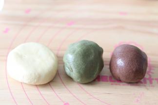 8、得到三种颜色口味的奶粉团。