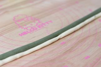 9、椰子味的，分成2部分，其中一部分和抹茶的一起制作。分别把2种奶粉团，搓成细长条。