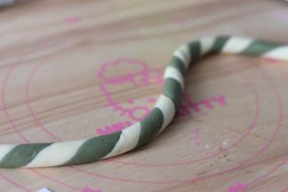 10、2条拧到一起，两只手压住俩段，反向搓，就可以搓成细密的条纹了。