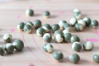 12、放到手心，搓成圆圆的小球。就可以了。