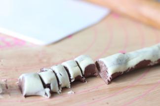 14、卷起来后，搓成长条，切成小块。同样把他们搓圆。