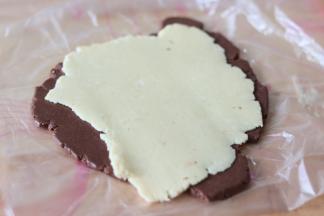 13、可可粉团和剩余的椰子团，分别擀成薄片，叠放到一起。