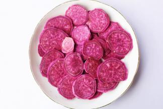 紫薯去皮切片。