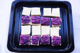 铺上紫薯泥。