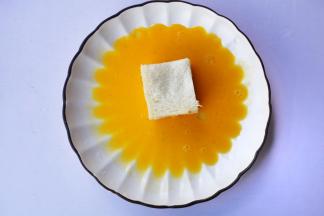 鸡蛋液里滚一圈。