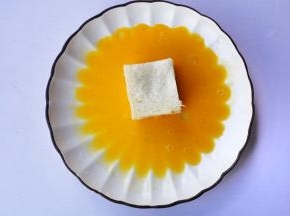 鸡蛋液里滚一圈。