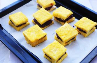 放入铺好油纸的烤盘。