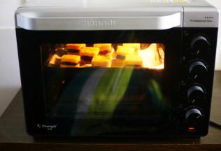 推入预热好的烤箱，180度上下火烤5分钟搞定！最后上面挤一点沙拉酱或者草莓酱等就可以了。