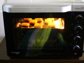 推入预热好的烤箱，180度上下火烤5分钟搞定！最后上面挤一点沙拉酱或者草莓酱等就可以了。