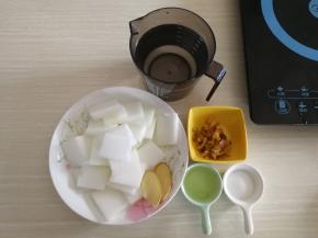冬瓜去皮，去籽，洗净，切片。准备好其他材料。