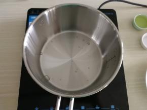 平底汤锅里倒入玉米油。