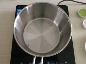 平底汤锅里倒入玉米油。