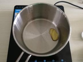 开大火烧热，加入姜片爆香。