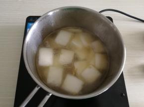 冬瓜翻炒1-2分钟。然后加入榨菜，翻炒均匀，加入水末过冬瓜。