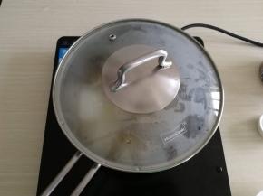 盖盖子，炖煮10分钟左右。