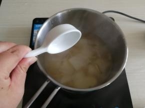 然后加入盐调味。搅匀后炖煮到冬瓜几乎透明状。