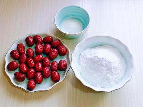 准备食材，大枣提前泡好。白砂糖也可以不放，出锅时淋上蜂蜜也可以。