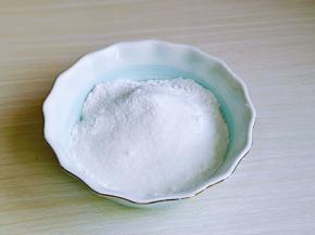 白砂糖与糯米粉混合，放入大口器具中。