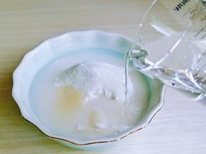 加入纯净水，水量自己掌握，一边加水，一边用筷子搅拌成絮状。