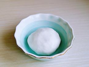 再揉成面团，盖上保鲜膜放旁边备用。