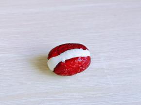 取一颗去核的红枣，再揉一块与红枣一样大小的糯米团，塞进去就可以啦！