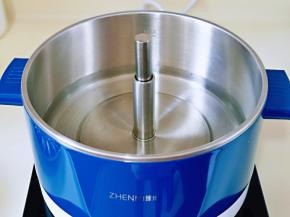 “臻米升降火锅”锅中加入水，按“上升”键。