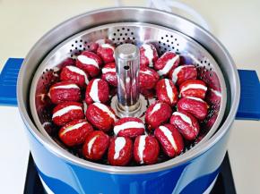 再将蒸网放入锅中即可。