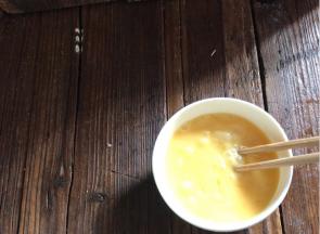 鸡蛋打入碗中，划散成蛋液