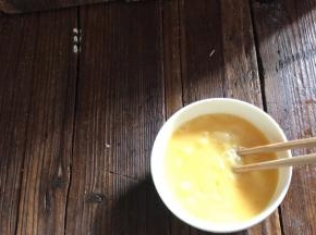 鸡蛋打入碗中，划散成蛋液