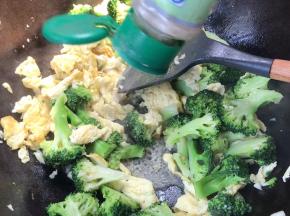 加入胡椒粉、盐翻炒均匀