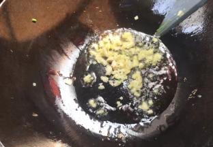 锅留底油，放入蒜末爆香