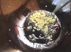 锅留底油，放入蒜末爆香