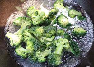 放入开水锅中煮熟