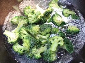 放入开水锅中煮熟