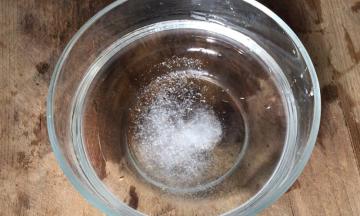 取一大碗备一碗盐水