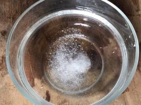 取一大碗备一碗盐水