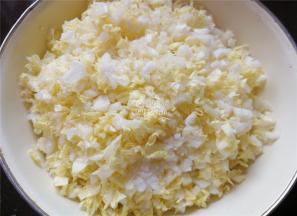 先取下白菜叶，菜帮子切细丁，菜叶切细碎，装入盆中倒入适量的盐拌匀。