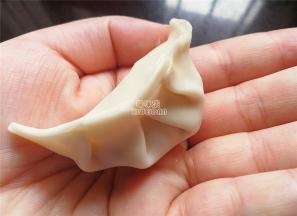 用一张饺子皮包入适量馅料，按照个人包法，以下图形是月牙形。