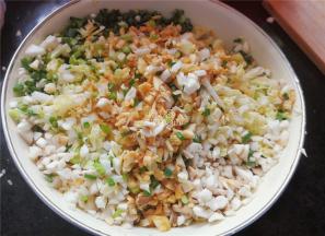 把杏鲍菇洗净，切细丁放入馅料盆中，倒入少许的生抽调味混合均匀。