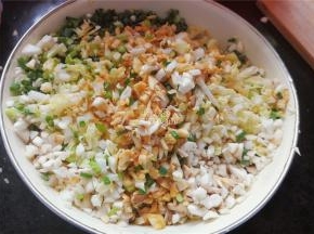 把杏鲍菇洗净，切细丁放入馅料盆中，倒入少许的生抽调味混合均匀。