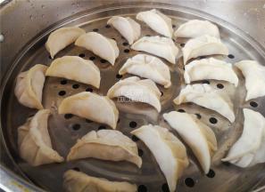 把饺子放入蒸屉里，锅中加入冷水，开大火把饺子蒸熟就可以食用了。