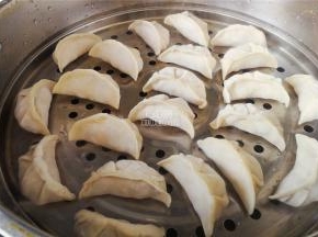 把饺子放入蒸屉里，锅中加入冷水，开大火把饺子蒸熟就可以食用了。