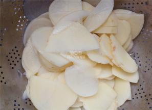 首先把土豆去皮，切均匀的片，泡入水中冲洗掉淀粉备用。