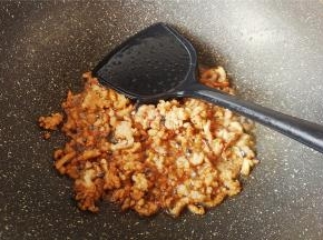 炒制肉变白色，倒入料酒翻炒，再倒入盐和生抽调味，翻炒入味。