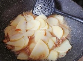 倒入点清水，开大火煮沸煮熟。