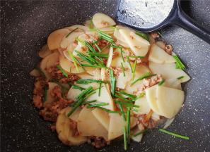 最后撒入洗净的葱段翻动下，断生后即可出锅装盘食用了。