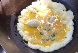 放入6成热的油锅中，煎炒成块