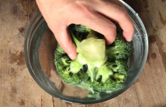 放入西兰花洗净